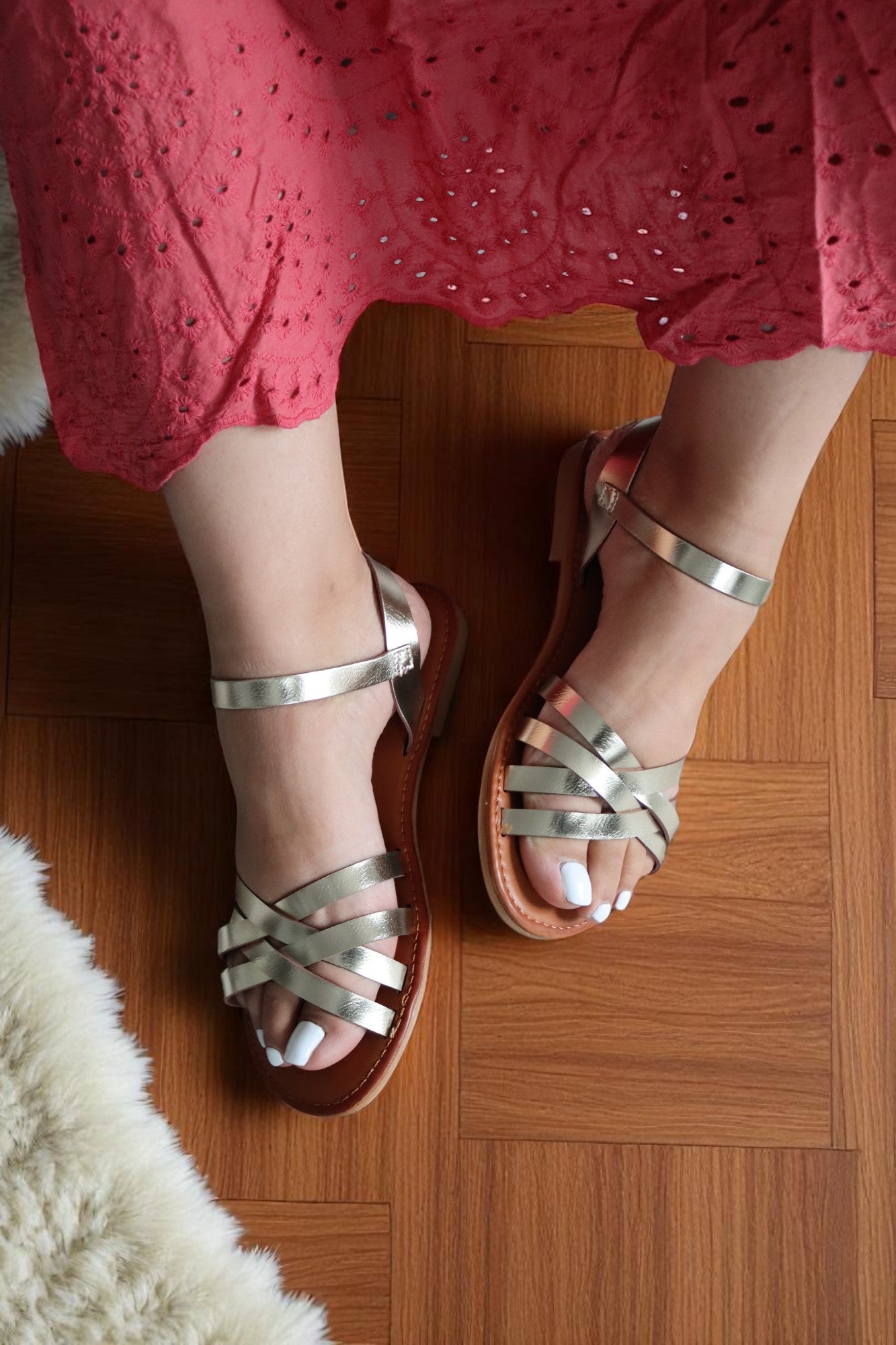 Gold flat sandals for women – Vegan leather crossover sandals – Chic and comfortable summer shoes for 2025